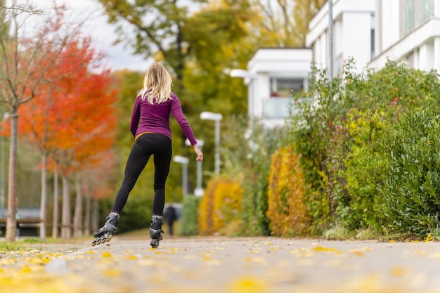 인라이너로 스케이트를 타는 젊은 여성