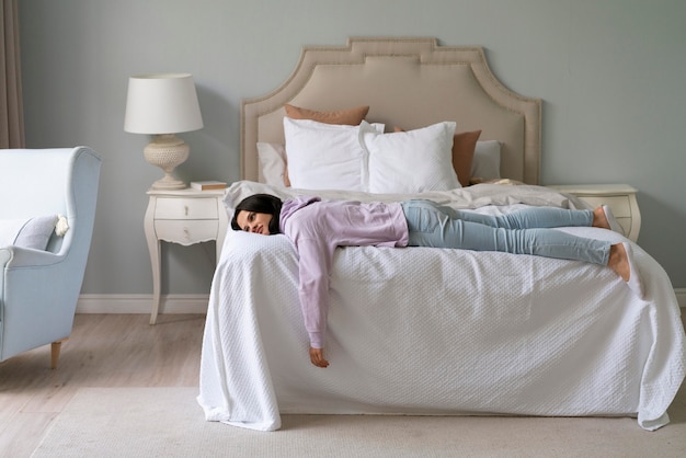 Бесплатное фото Молодая женщина спит дома