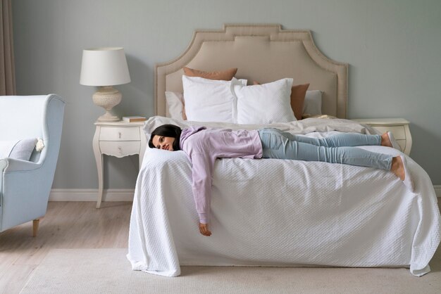 집에서 자고 있는 젊은 여성