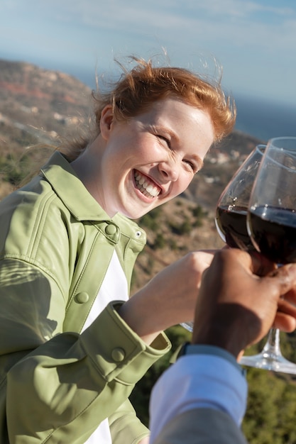 Foto gratuita giovane donna sorridente e brindando con la sua amica durante la festa all'aperto