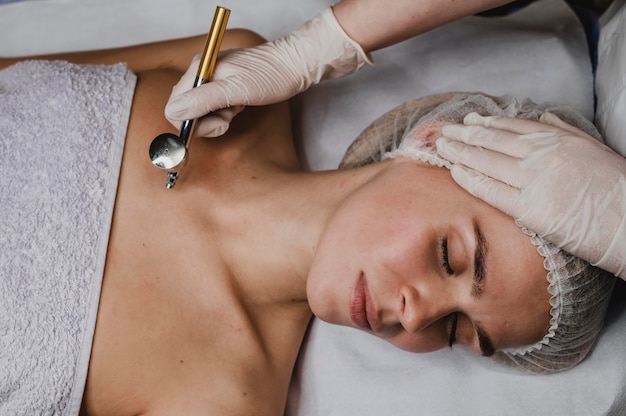 Free photo young woman at the spa during a skin treatment