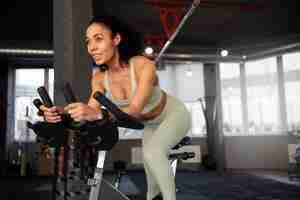 Free photo young woman in spinning class