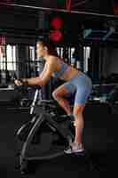 Free photo young woman in spinning class