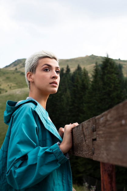 Foto gratuita giovane donna in abiti sportivi in natura