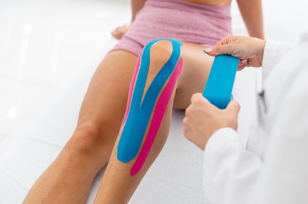 Free photo young woman in sportswear practicing an exercise in a physiotherapy session