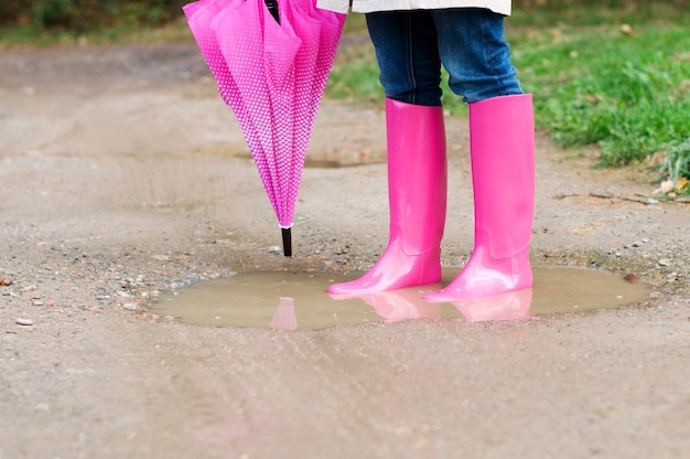 Foto gratuita giovane donna in piedi nella pozzanghera