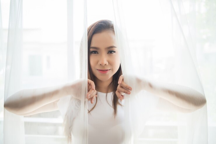 免費 Photo 年轻的女人站着在卧室里醒来