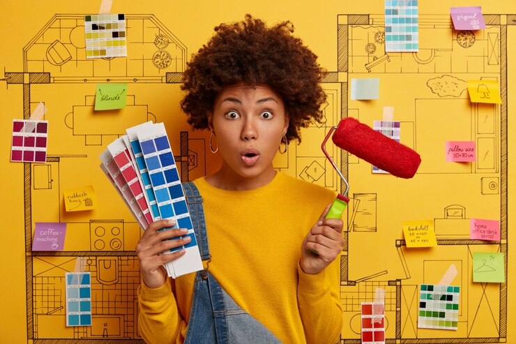 मुफ़्त फोटो young woman stands next to house design sketch ready for renovation