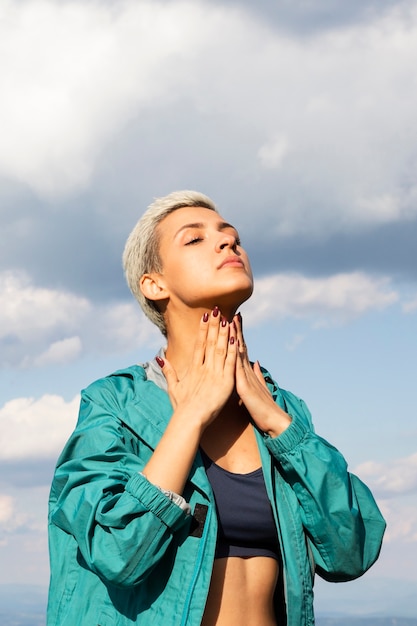 Foto gratuita giovane donna che si estende in natura