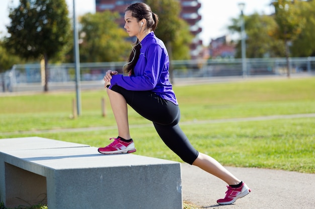 Giovane donna che si estende e si prepara per correre