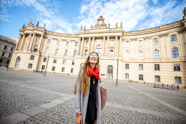 베를린 시의 오래된 도서관 근처를 걷는 젊은 여학생 프리미엄 사진