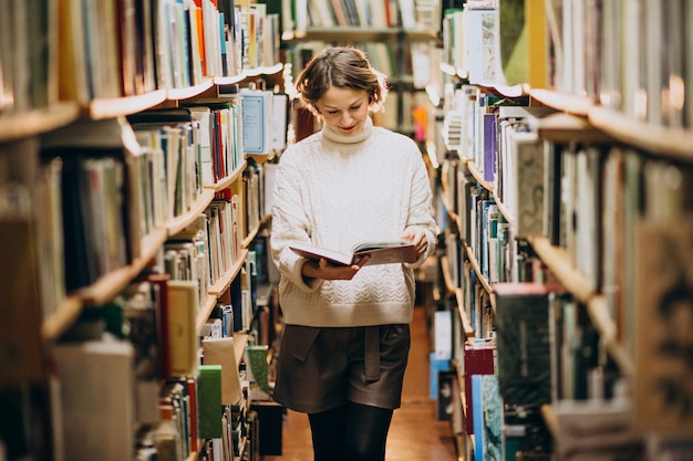 Giovane donna che studia in biblioteca