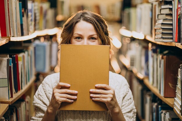 図書館で勉強している若い女性