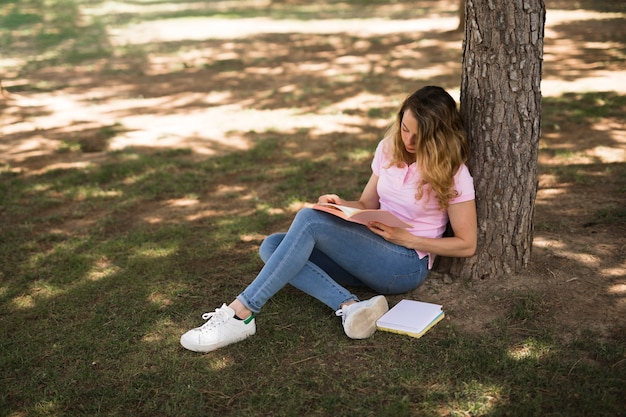 公園で勉強している若い女性