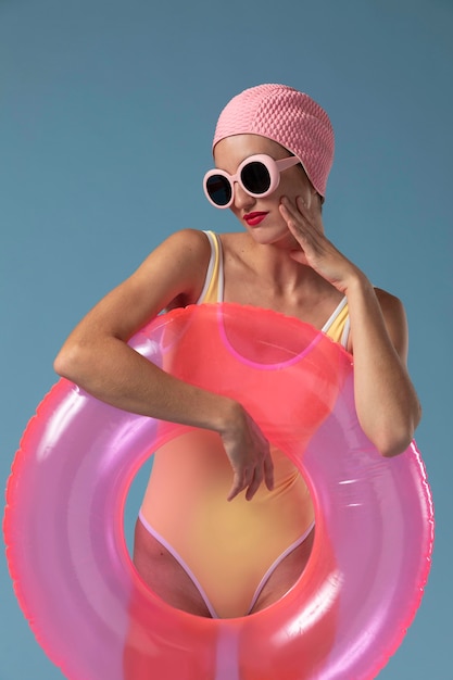 Foto gratuita giovane donna in costume da bagno con un anello di nuoto