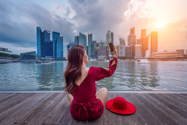 Free photo young woman take a photos in singapore.