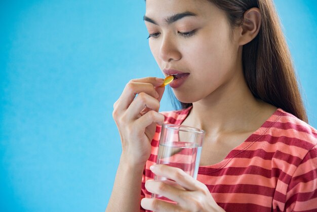 의사 주문 후 약 알 약을 복용하는 젊은 여자