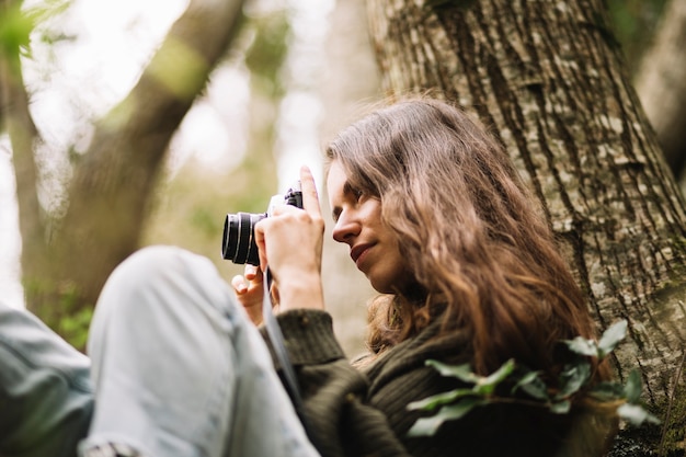 若い女性が自然の中で写真を撮影