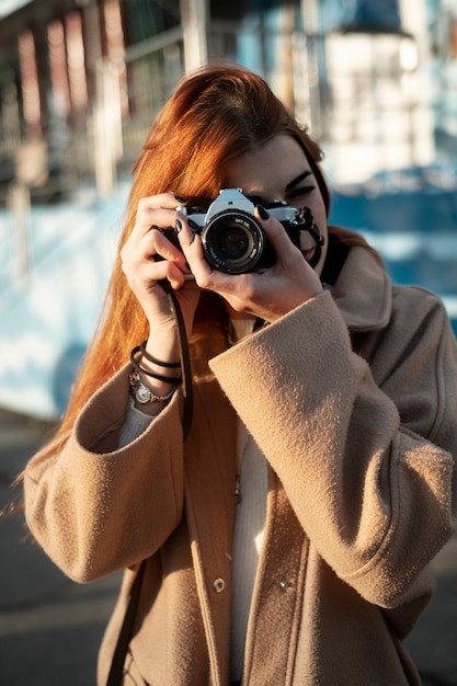 写真を撮る若い女性