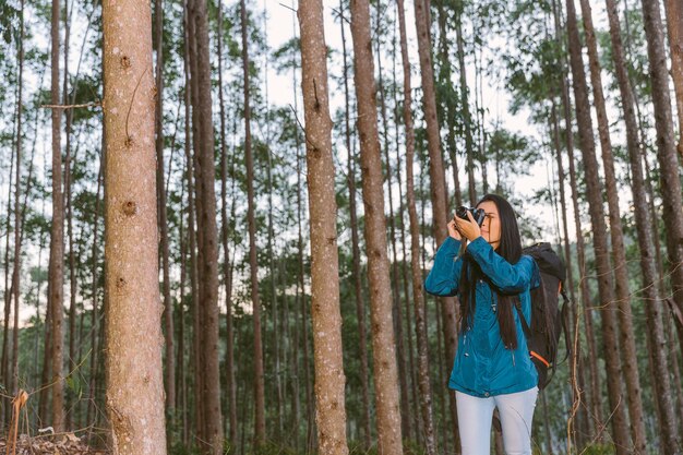 カメラで写真を撮っている若い女性