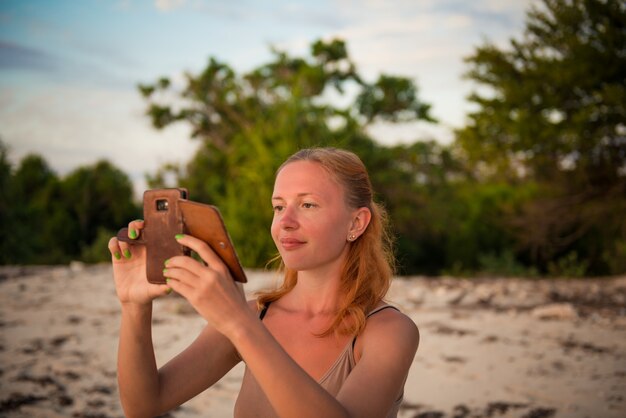 若い女性が写真を撮る