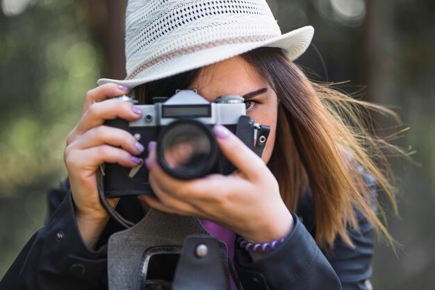 若い女性が写真を撮る