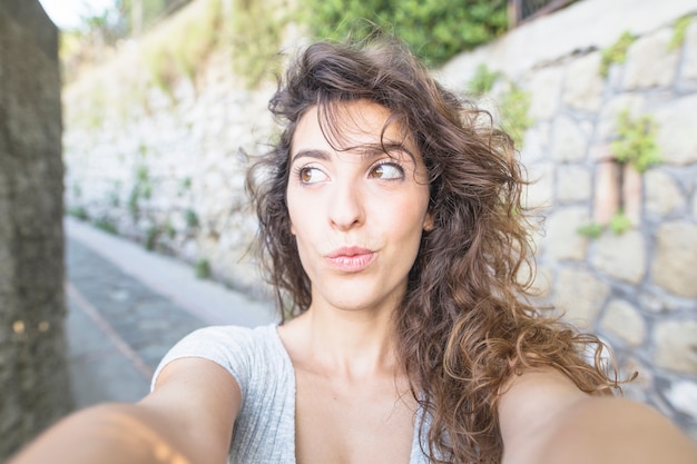 야외에서 selfie를 복용하는 젊은 여자