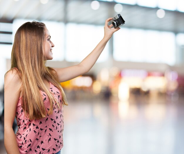 흰색 배경에 selfie를 복용하는 젊은 여자