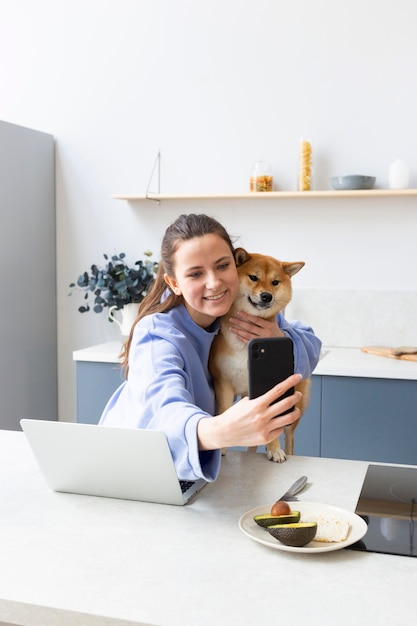 犬と一緒に自撮りをする若い女性