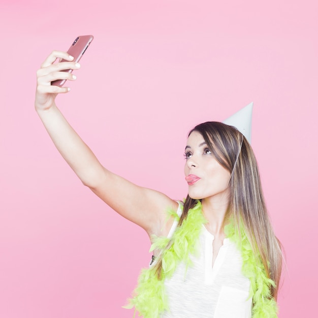 Foto gratuita giovane donna che cattura selfie con smartphone