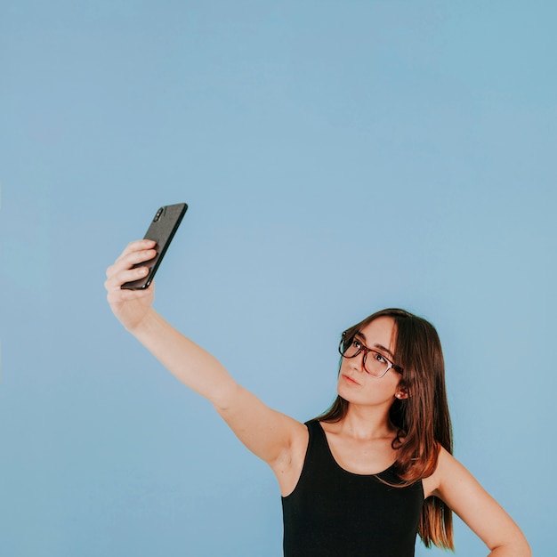 Foto gratuita giovane donna prendendo selfie