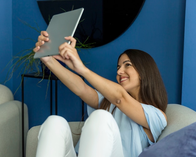 Free photo young woman taking a selfie