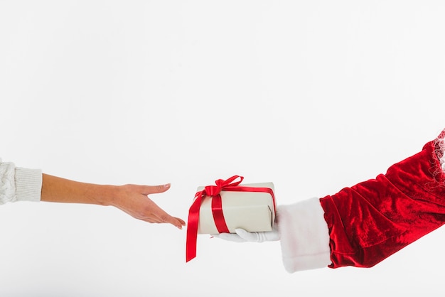 산타 클로스에 작은 선물 상자를 복용하는 젊은 여자