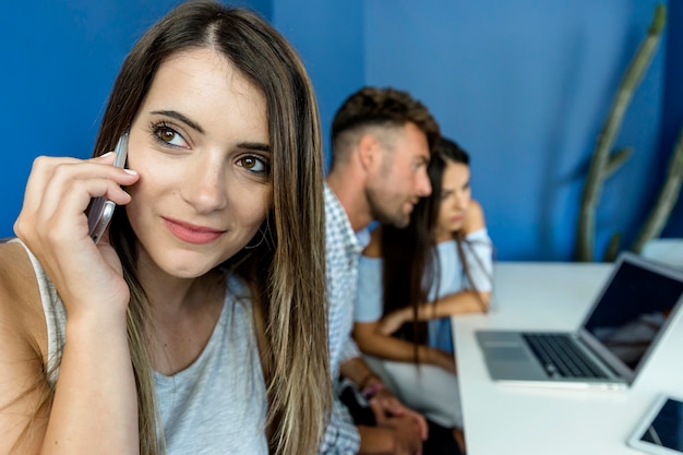 Foto gratuita giovane donna che parla al telefono