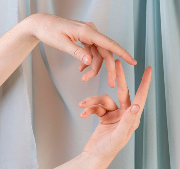 Молодая женщина преподает язык жестов