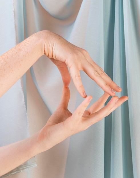 Free photo young woman teaching sign language