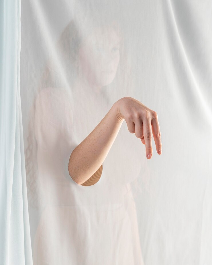 무료 Photo 수화를 가르치는 젊은 여자