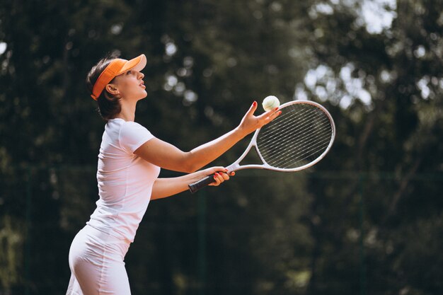 コートで若い女性のテニス選手