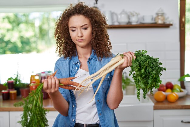 何を料理するかを考えている若い女性