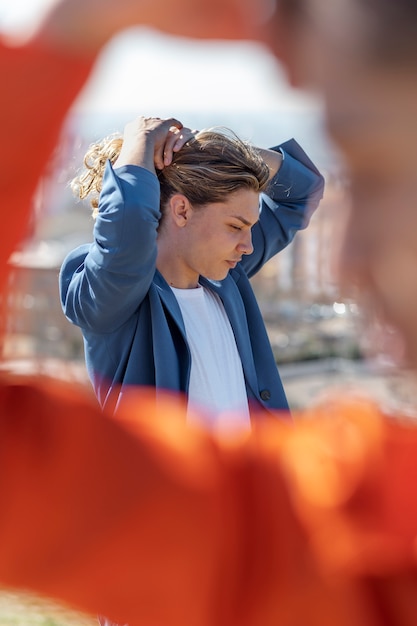 Foto gratuita giovane donna attraverso la cornice della mano sfocata della sua amica