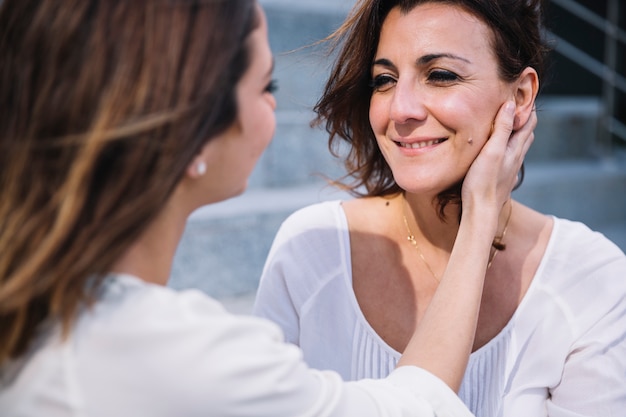 Giovane donna toccando il viso della madre