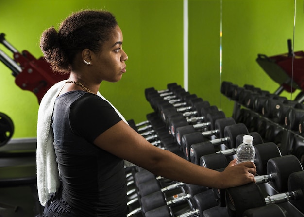 체육관에서 훈련하는 젊은 여자