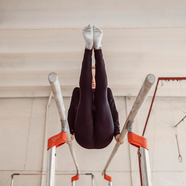 Foto gratuita formazione della giovane donna per il campionato di ginnastica