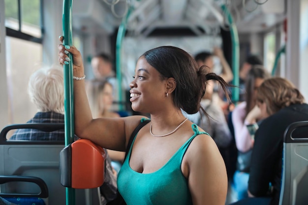 Foto gratuita giovane donna su un tram