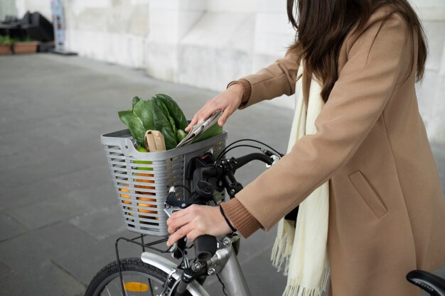 自転車で旅行する若い女性