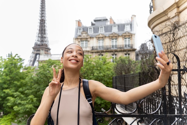 Foto gratuita giovane donna che viaggia e si diverte a parigi