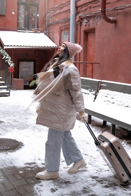 冬に旅行する若い女性