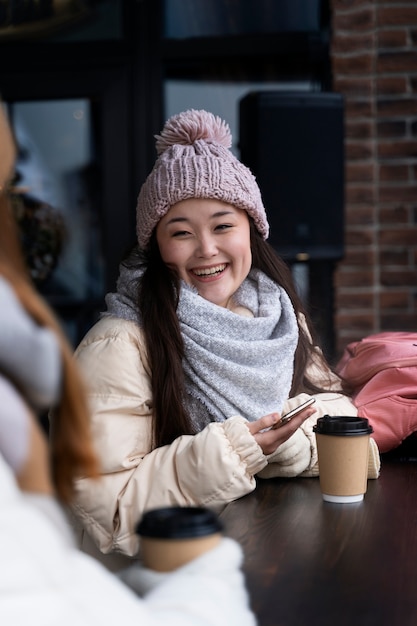 街を旅する若い女性