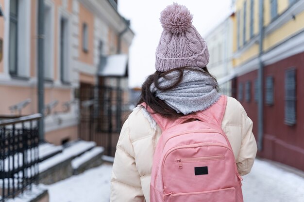 Молодая женщина путешествует по городу