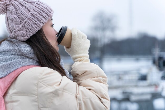 街を旅する若い女性